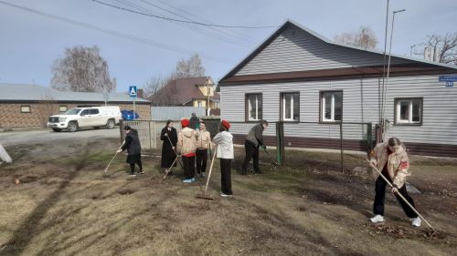 Школьники помогли убрать двор пожилой семье