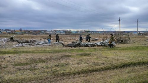 Жители Подлесной-Шенталы приняли участие в благоустройстве кладбищ