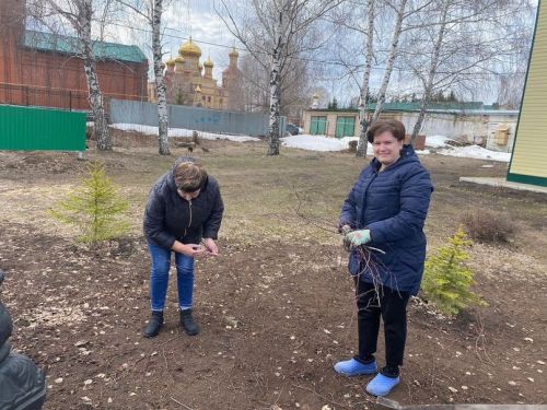 В Алексеевском продолжаются субботники