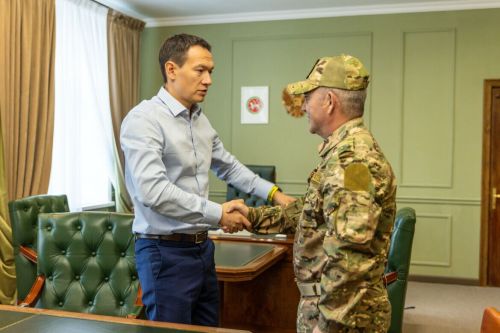 Убывший на СВО по контракту глава поселения из РТ получил портрет от школьников