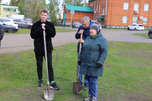 В Алексеевском районе прошла акция «Посади дерево», приуроченная к Году семьи
