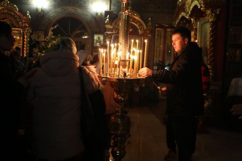 В храме Воскресения Христова прошли пасхальная служба и крестный ход
