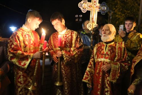 В храме Воскресения Христова прошли пасхальная служба и крестный ход