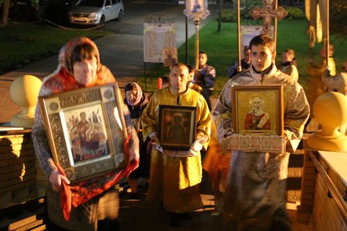 В храме Воскресения Христова прошли пасхальная служба и крестный ход