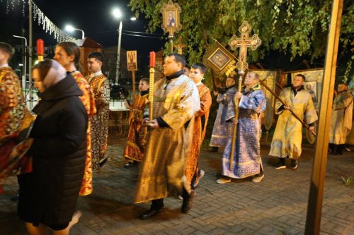 В храме Воскресения Христова прошли пасхальная служба и крестный ход