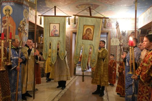 В храме Воскресения Христова прошли пасхальная служба и крестный ход