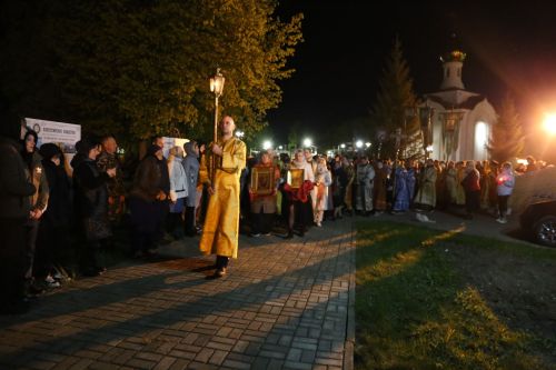 В храме Воскресения Христова прошли пасхальная служба и крестный ход
