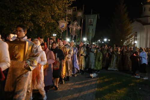 В храме Воскресения Христова прошли пасхальная служба и крестный ход