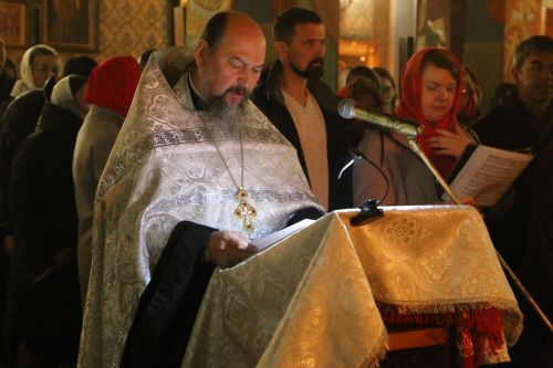 В храме Воскресения Христова прошли пасхальная служба и крестный ход