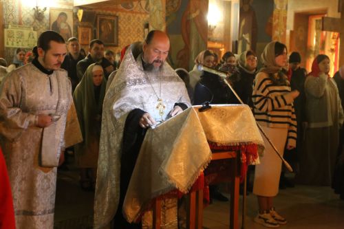 В храме Воскресения Христова прошли пасхальная служба и крестный ход