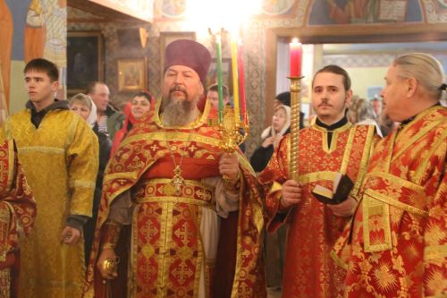 В храме Воскресения Христова прошли пасхальная служба и крестный ход
