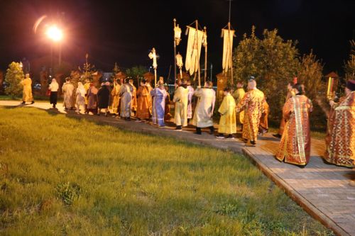 В храме Воскресения Христова прошли пасхальная служба и крестный ход