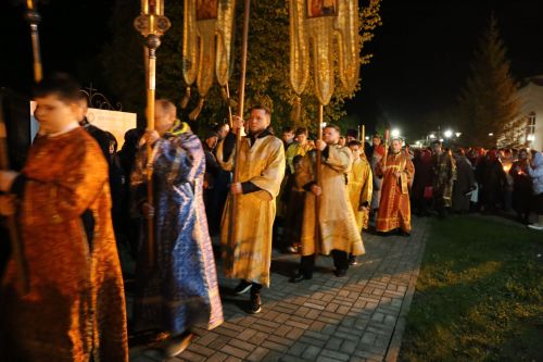 В храме Воскресения Христова прошли пасхальная служба и крестный ход