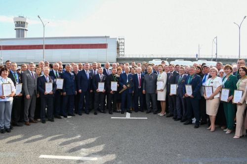 Раис Татарстана Рустам Минниханов вручил ключи от новых служебных автомобилей победителям республиканского конкурса среди муниципалитетов