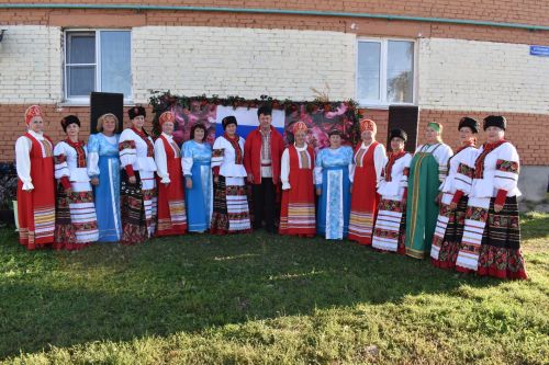 Во дворах по улице Есенина состоялся творческий праздник «Живи и пой моя Россия!»