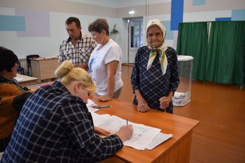 В Алексеевском районе ветеран труда сделала свой выбор на голосовании