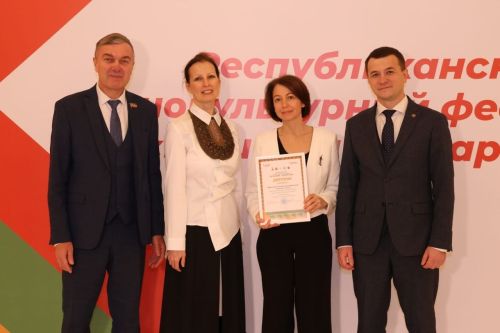 Награды из рук Рустама Минниханова: «Ак калфак» получил сертификат на развитие