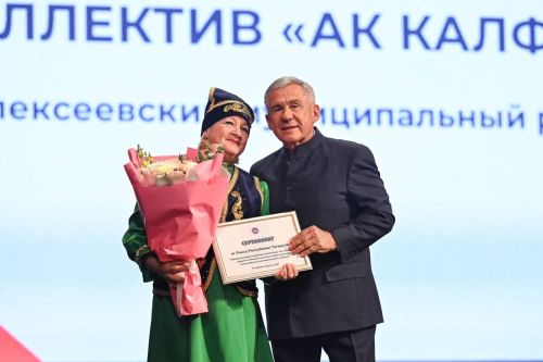 Награды из рук Рустама Минниханова: «Ак калфак» получил сертификат на развитие