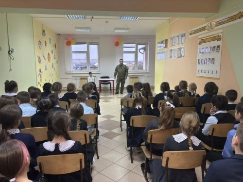 Алексеевские  школьники пообщались с героем-земляком