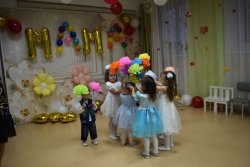В Алексеевском приюте «Забота» чествовали мам и бабушек