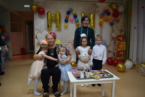 В Алексеевском приюте «Забота» чествовали мам и бабушек
