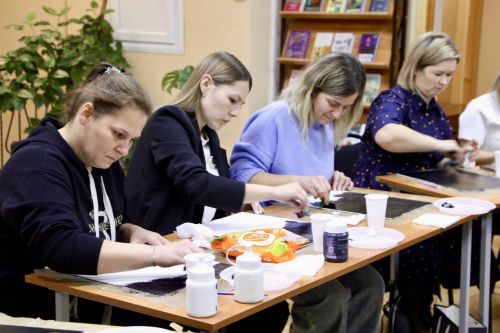 В центральной библиотеке прошёл тёплый праздник «Мамин день»