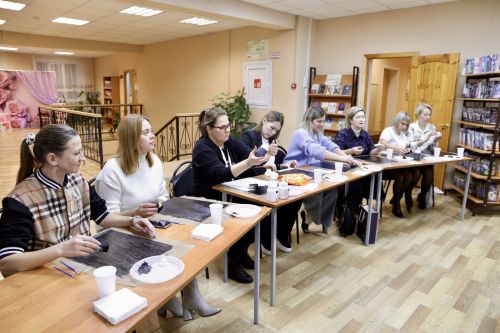 В центральной библиотеке прошёл тёплый праздник «Мамин день»