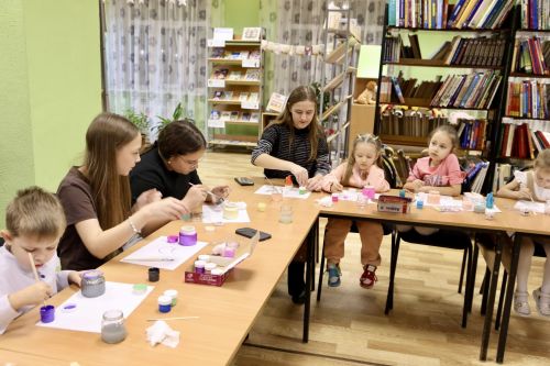 В центральной библиотеке прошёл тёплый праздник «Мамин день»