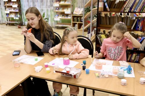 В центральной библиотеке прошёл тёплый праздник «Мамин день»