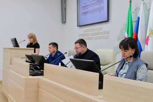 Профилактика и поддержка: комиссия подвела итоги работы с несовершеннолетними