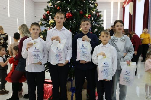 В Алексеевском состоялось предновогоднее представление для детей участников СВО