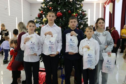 В Алексеевском состоялось предновогоднее представление для детей участников СВО