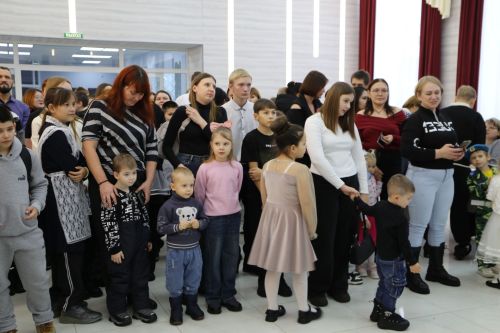В Алексеевском состоялось предновогоднее представление для детей участников СВО