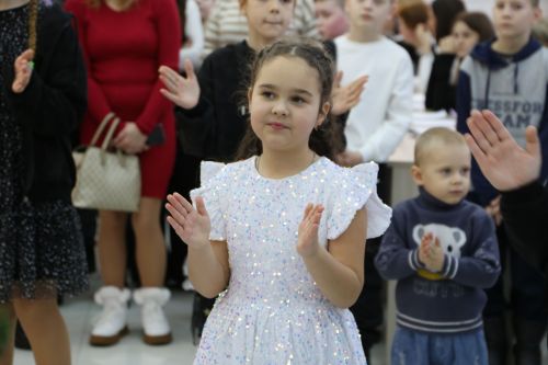 В Алексеевском состоялось предновогоднее представление для детей участников СВО