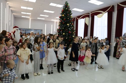 В Алексеевском состоялось предновогоднее представление для детей участников СВО
