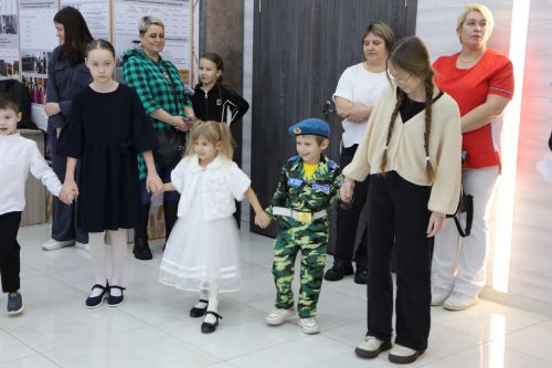 В Алексеевском состоялось предновогоднее представление для детей участников СВО