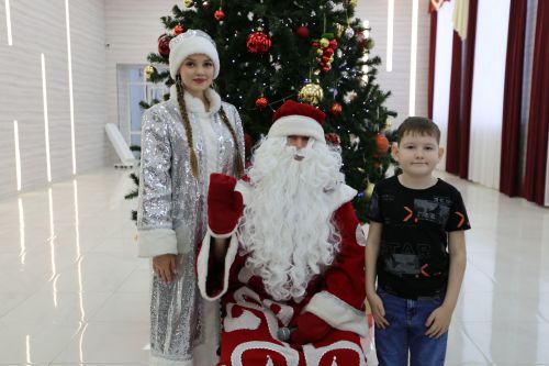 В Алексеевском состоялось предновогоднее представление для детей участников СВО