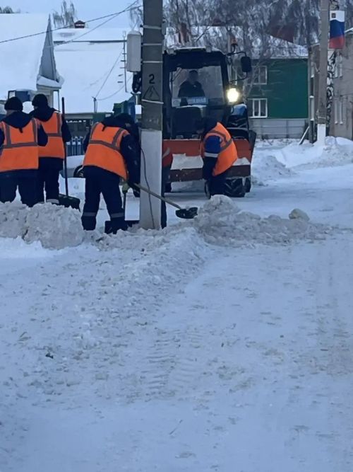 Коммунальщики Алексеевского района наводят порядок после снегопадов