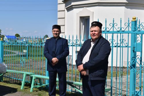 В Средних Тиганах установили полумесяц на новый минарет