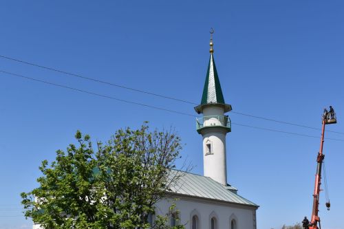 В Средних Тиганах установили полумесяц на новый минарет