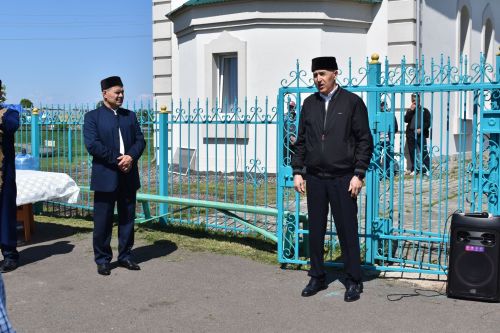 В Средних Тиганах установили полумесяц на новый минарет