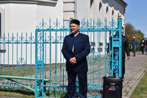 В Средних Тиганах установили полумесяц на новый минарет