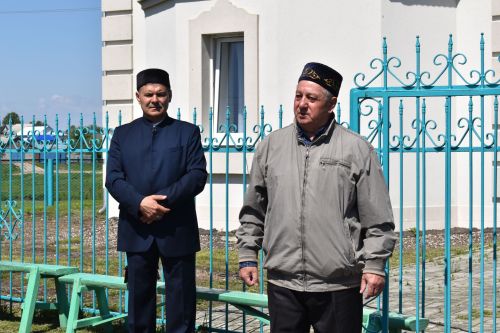 В Средних Тиганах установили полумесяц на новый минарет