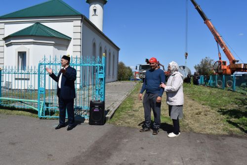В Средних Тиганах установили полумесяц на новый минарет