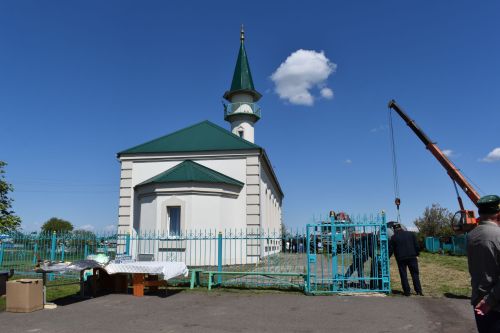 В Средних Тиганах установили полумесяц на новый минарет