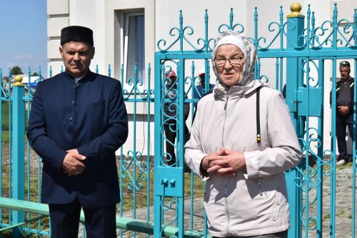 В Средних Тиганах установили полумесяц на новый минарет
