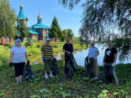 Активисты очистили берег пруда в Куркуле