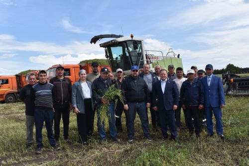 Механизаторы колхоза «Родина» получили награды в поле