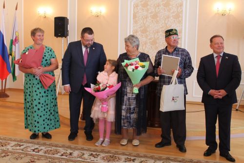 В Алексеевском районе чествовали юбиляров семейной жизни