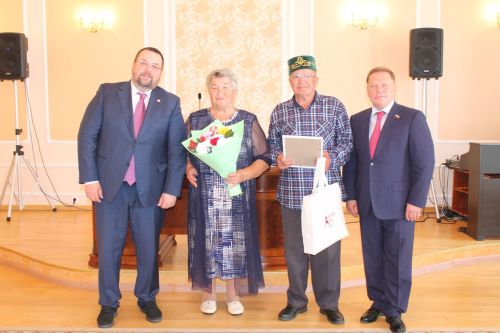 В Алексеевском районе чествовали юбиляров семейной жизни